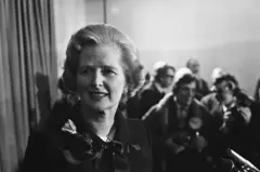 Uma política importante do governo Thatcher foi vender ações das empresas de serviços públicos de propriedade de Estado – não só para as grandes companhias, mas para o cidadão comum do país.
