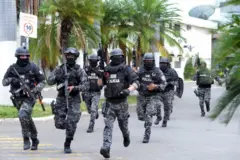 Policías de Ecuador en acción