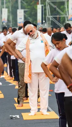 पीएम मोदी ने कोलकाता में मनाया अंतरराष्ट्रीय योग दिवस