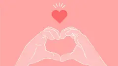 Ellerini kalp yapmış bir görsel