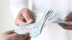 নির্ধারিত দামের তুলনায় বেশি দামে ডলার কিনছে ব্যাংকগুলো। 