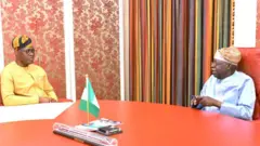 Gomina Seyi Makinde wọ aṣo buba olomi ọsan pẹlu fila lori, Aarẹ Bola Tinubu naa wọ aṣọ buba olomi buluu pẹlu fila