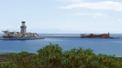 Barcos atracados en el puerto de Granadilla, donde se espera que el MV Hondius, con casi 150 personas a bordo, llegue, según informó la ministra de Sanidad española, Mónica García,