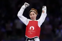 ذکیه خدادادي د کډوالو په استازیتوب په دې سیالیو کې ګډون کړی.