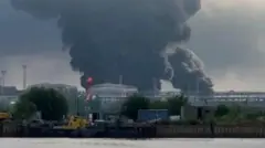 St. Petersburg’da petrol terminalinden duman yükseliyor