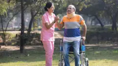 ఫిజియోథెరపీ అందిస్తున్న మహిళ