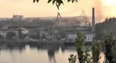 Fumaça de o que se acredita ter sido ataque ucraniano contra navio russo em Sevastopol, na Crimeia