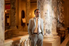 Musharax Cumar Faatix oo xidhan suudh iyo taay cadeys ah oo gacmaha jeebka kula jira