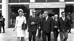 او تانت دبیرکل سازمان ملل متحد همراه با شاه و شهبانو در روز اول کنفرانس بین‌المللی حقوق بشر سازمان ملل متحد به میزبانی تهران