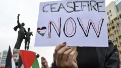 لافتة تدعو إلى وقف إطلاق النار