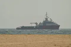 Un barco navega frente a la costa de Ajmán el 10 de julio de 2026.