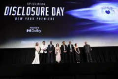 El elenco de la película está frente a una gran pantalla de cine, en la que se ve el título de la película. Es Steven Spielberg quien tiene el micrófono y se dirige a los asistentes a la premier de la película, momentos antes de que arranque.