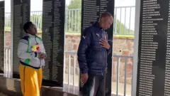 Abarokose jenoside bari ku rwibutso rwa Bisesero