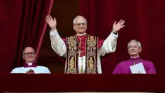 O papa Leão 14 acena do balcão da Basílica de São Pedro após ser eleito pelo conclave em maio de 2025