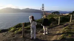 ABD'nin San Fransisco kentinde iki kadın denize bakıyor ve tsunami dalgası bekliyor