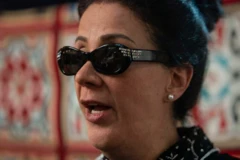 صورة من الإعلان الترويجي لفيلم "الست"، وتظهر في الصورة الفنانة المصرية منى زكي مؤدية دور أم كلثوم، وترتدي نظارة شمس .