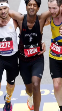 சோர்வடைந்த நபர் மராத்தானை முடிக்க உதவிய சக போட்டியாளர்கள்