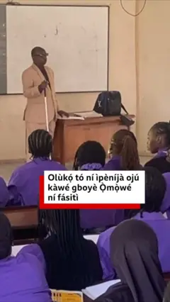 Emmanuel Modurotimi Olubodede to wọ asọ kootu alawọ paali duro siwaju awọn akẹkọọ to wọ asọ ẹgbẹjọda ile ẹkọ alawọ pọpu