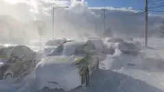 Vehicles wey dey covered in snow for Buffalo, New York state. Foto: 25 December 2022