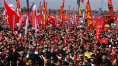 イスタンブール郊外で開かれた野党集会に集まった人たち（29日、イスタンブール・マルテペ）