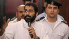 الناشط المصري علاء عبد الفتاح أثناء محاكمته في 2022