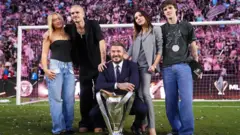 David Beckham, um dos donos do clube Inter Miami, e Victoria Beckham, posam com o troféu com Cruz Beckham e Romeo Beckham, depois do clube ganhar o campeonato após o jogo final da Copa Audi 2025 MLS entre o Inter Miami e o Vancouver Whitecaps no Chase Stadium em Fort Lauderdale, Flórida (EUA), no dia 6 de dezembro de 2025