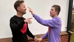 James brincando com um dos filhos