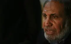 Mahmoud al-Zahar é homem mais velho, com barba grisalha