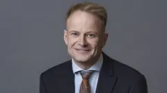 Richard Scolyer sonriendo a la cámara 