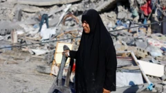 امرأة فلسطينية تحمل كرسياً في موقع غارة إسرائيلية على منزل في دير البلح، 19 يوليو/تموز 2026. 
