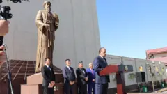 پرده‌برداری از تندیس رودکی در سمرقند