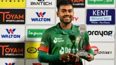 ஆட்ட நாயகன் விருதுடன் மெஹுதி ஹசன்