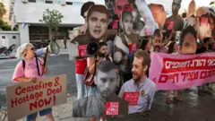 Las familias de los rehenes israelíes y sus partidarios muestran fotos de los rehenes durante una protesta en Tel Aviv, Israel, para presionar al gobierno israelí a que acepte un acuerdo de alto el fuego y la liberación de los rehenes (21 de agosto de 2025).