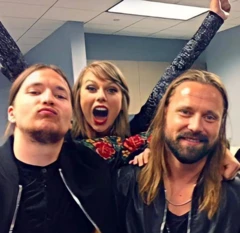 ماكس مارتن (يمينا) كتب أكبر عدد من الأغاني التي تصدرت المركز الأول في الولايات المتحدة منذ عهد فرقة البيتلز، من بينها أغنية بريتني سبيرز اضربيها مرة أخرى يا صغيرتي (…Baby One More Time) وأغنية أضواء عمياء (Blinding Lights) لفرقة ذا ويكند.