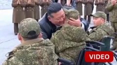 ராணுவத்தினரை கட்டியணைத்து வரவேற்ற கிம் ஜாங் உன்