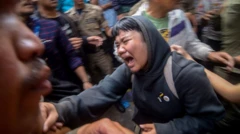 Seorang warga menangis histeris saat penggusuran permukiman Tamansari di Bandung, Jawa Barat, Kamis (12/12/2019)