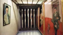 MACTの地下室では、AyatoláRuhollahJomeiníの肖像画が、英国のアーティストFrancis Baconの2つの作品に並んでいます。