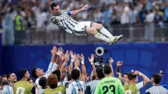 Lionel Messi merayakan kemenangan 3-2 bersama rekan-rekan setimnya dalam pertandingan babak 16 besar Piala Dunia FIFA 2026 antara Argentina dan Mesir