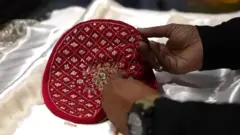 देखिए कैसे बनता है 'भोपाली बटुआ' 