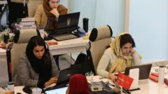 کارکنان زن در دفتر یک شرکت آژانس مسافرتی آنلاین در تهران - زمستان ۱۳۹۸