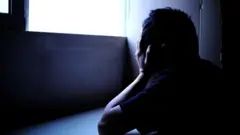 ጨለማ ውስጥ ያለ ሰው