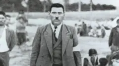 Banyak yang terbunuh di kamp konsentrasi di mana orang Roma ditempatkan secara terpisah. Ini adalah foto orang Roma yang diambil di kamp Belzec pada tahun 1940.