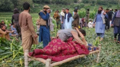 Seorang pria Afghanistan membantu korban yang terluka setelah gempa bumi melanda Afghanistan, 1 September 2025.