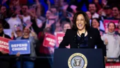  Kamala Harris ariko ashikiriza ijambo mw'ikoraniro