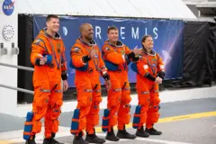 Ndị ọrụ ụgbọelu nke Artemis II na-ahapụ isi ụlọọrụ Astronauts na Kennedy Space Center n'oge njem ọdịnala tupu ha agaa na mpempe akwụkwọ. Site n'aka ekpe gaa n'aka nri, onye na-enyocha mbara igwe Canadian Space Agency Jeremy Hansen, na ndị na-enyocha mbara igwe NASA Victor Glover, Reid Wiseman, na Christina Koch ga-amalite ọrụ ụbọchị iri nke ga-ebuga ha gburugburu ọnwa.