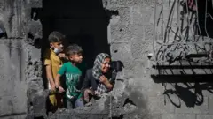 عکس آرشیوی: کودکان فلسطینی پس از حمله هوایی اسرائیل، در اردوگاه پناهندگان الشاطی در شمال غزه (۲۹ اکتبر ۲۰۲۵)
