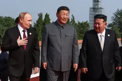 ဒဏ်ခတ်ပိတ်ဆို့မှု အခံရဆုံး ခေါင်းဆောင် နှစ်ယောက်ဖြစ်တဲ့ ပူတင်နဲ့ ကင်တို့နဲ့ ယှဉ်တွဲပြီး ရှီကျင့်ဖျင်တို့ ၃ ဦးပုံ 