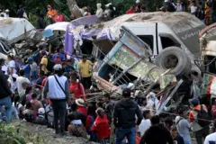 Vecinos y transeúntes se acercan a los vehículos siniestrados.