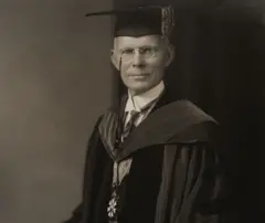 Retrato a tres cuartos de cuerpo del inventor, autor y general George Owen Squier, con toga académica en la Universidad Johns Hopkins, donde obtuvo su doctorado en 1931.