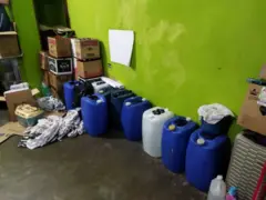 Galões encontrados em fábrica de bebidas clandestinas de São Bernardo do Campo